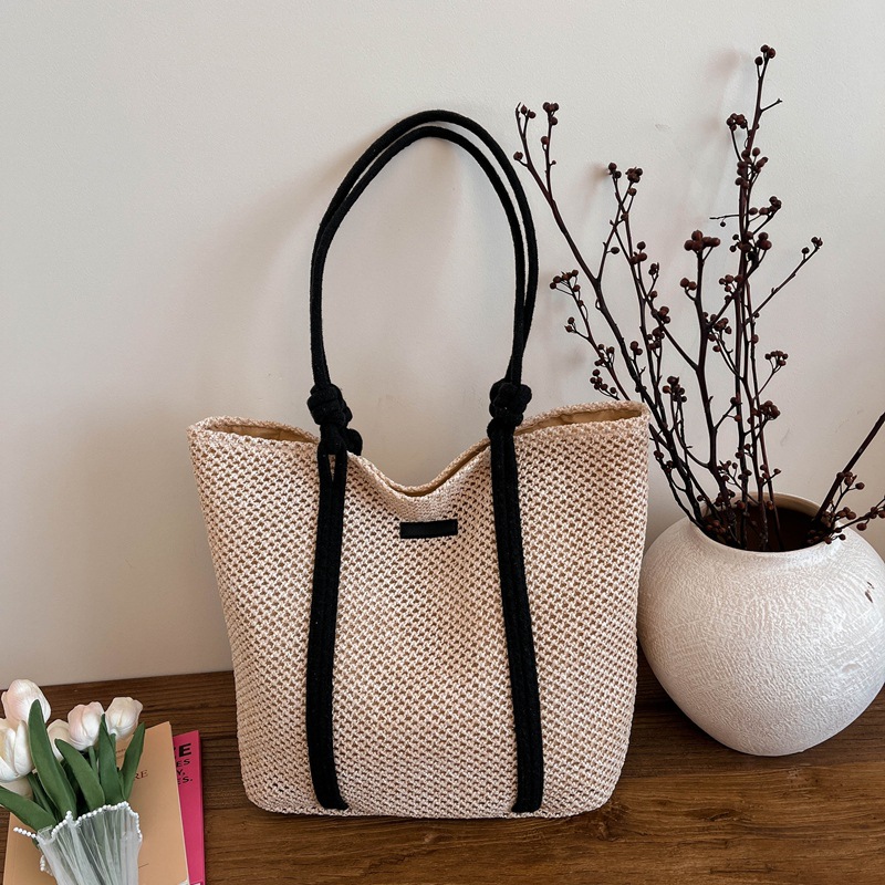 Capacious straw one-shoulder bag