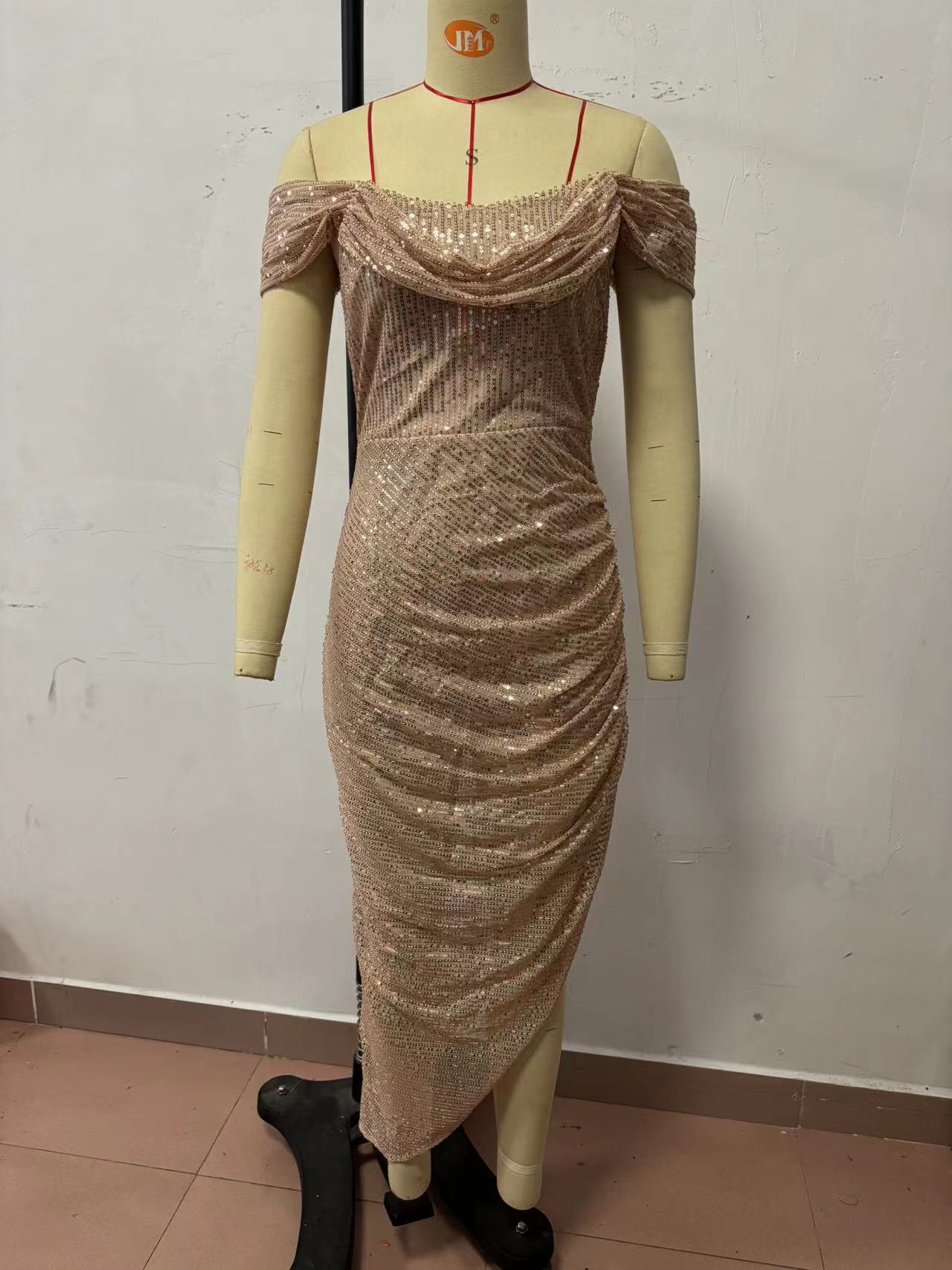 Naiste kokteilikleit litrite ja tõmblukuga pidulik kleit_voghion.com