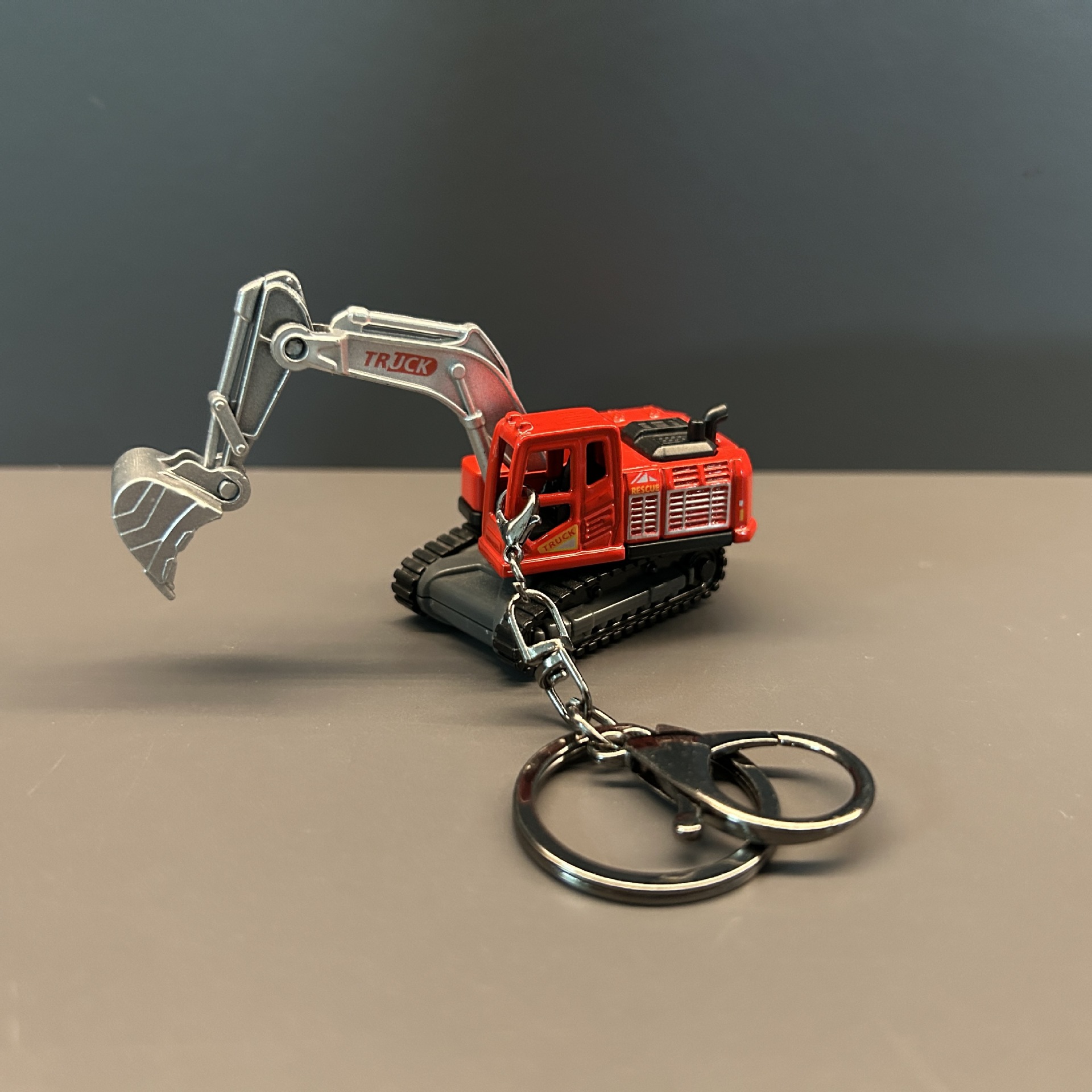 Mini camión de agua contra incendios excavadora modelo de aleación de deslizamiento llavero mochila colgante carro llavero pequeño regalo