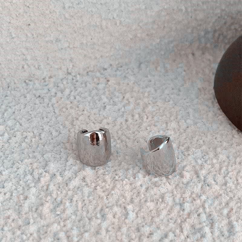 Clip de oreja de cara ancha hembra ins diseño de nicho de alta gama Estilo frío personalidad sin oreja clip de hueso hembra pendientes de todo fósforo