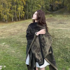 大西北新疆雲南秋冬の外はマントの女性川西観光マントのチベットラサ観光はマントを着ます。