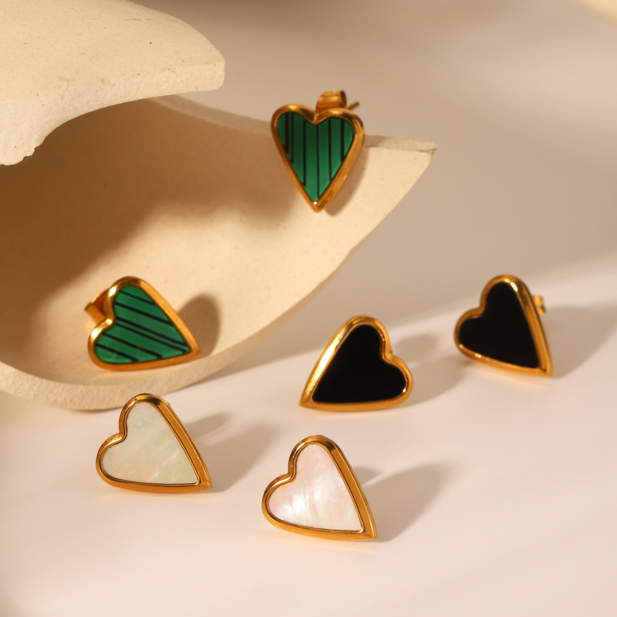 Pendientes de amor de acero inoxidable europeo y americano con incrustaciones de aretes en forma de corazón de concha blanca acrílica Pendientes de alta calidad para mujer Joyas de acero de titanio