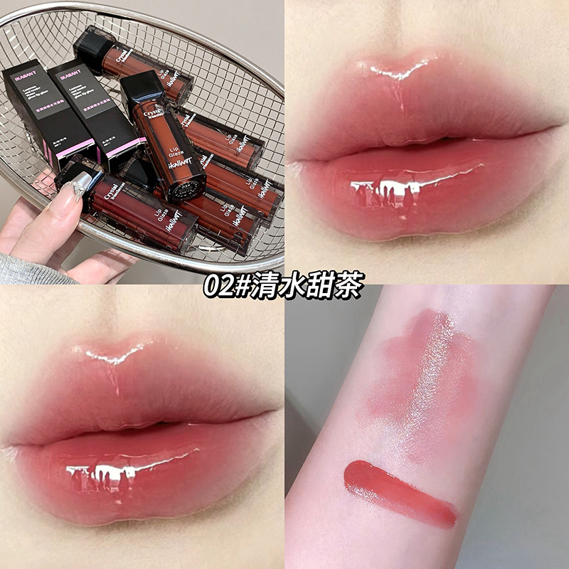 El esmalte de labios brillante y delicado de Ke Lauder no es fácil de tocar en la taza. El espejo de luz de agua muestra lápiz labial blanco. Cosméticos de maquillaje