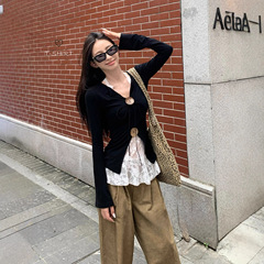 早秋chic上衣设计感气质V领开叉纽扣长袖T恤女修身显瘦黑色打底衫