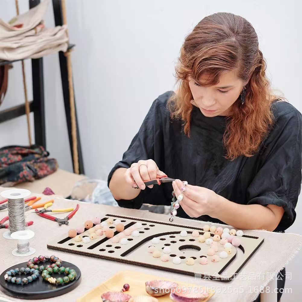 Placa de diseño de collar simple de madera Placa de pulsera con cuentas Placa de diseño de pulsera de madera maciza Herramienta de cuentas hecha a mano Paleta de madera