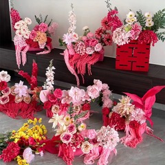 バラの赤い模造花の結婚祝いの花の結婚部屋の結婚式の装飾は結婚披露宴の装飾を予約します。