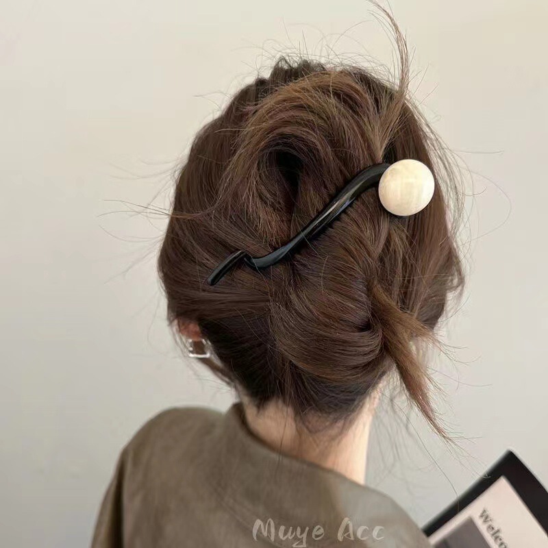 シンプルなカレー色のビーズの1字のクリップの女性2024の新型の高級感のねじれのヘアピンの後頭部のサメのクリップの髪飾り|undefined