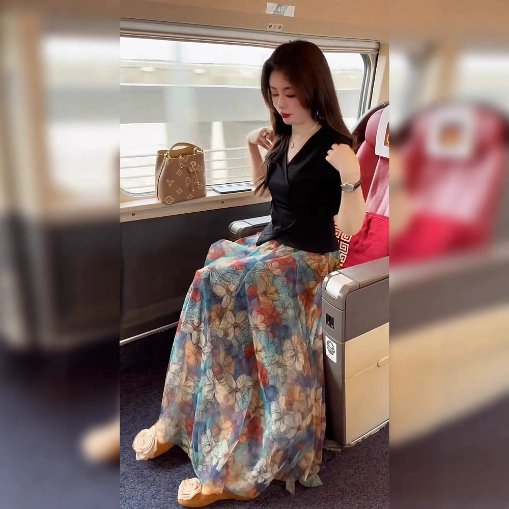 [модный и универсальный костюм] Новая летняя юбка с v-образным вырезом дофамина 2025 с короткими рукавами и сверхсказочной свежей цветочной юбкой