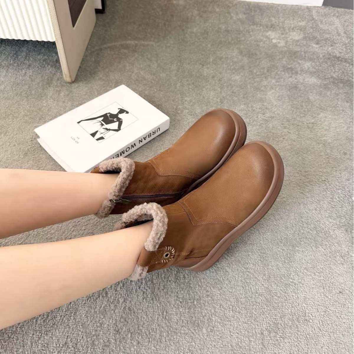 Boot nữ cổ cao ôm bắp chân đế dày phong cách Martin mùa đông 2025 — Màu Kaki