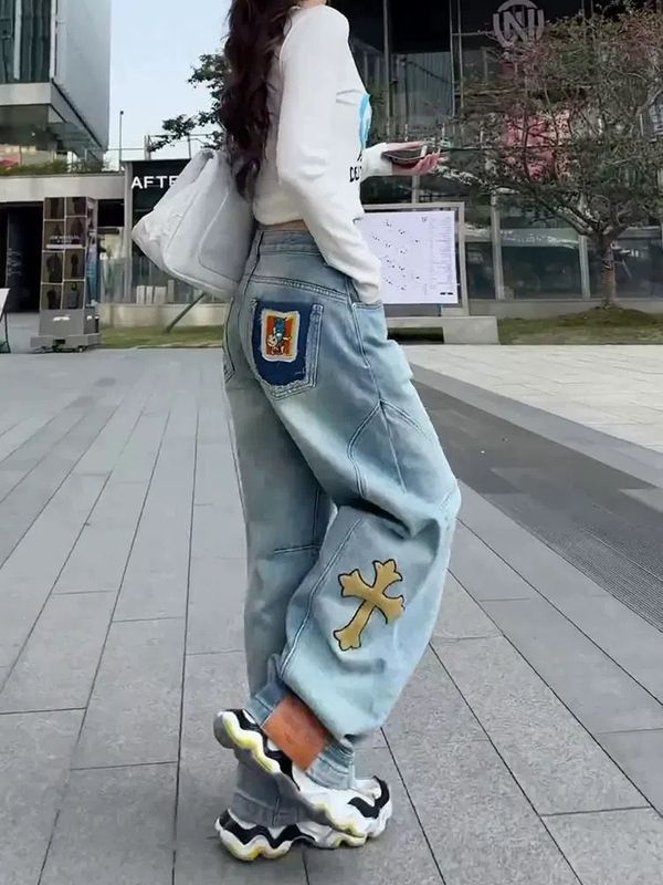 漫画ライトブルー刺繍鎌バナナジーンズ女性のための 2025 春の新ファッショントレンドシミターワイドレッグパンツ|undefined