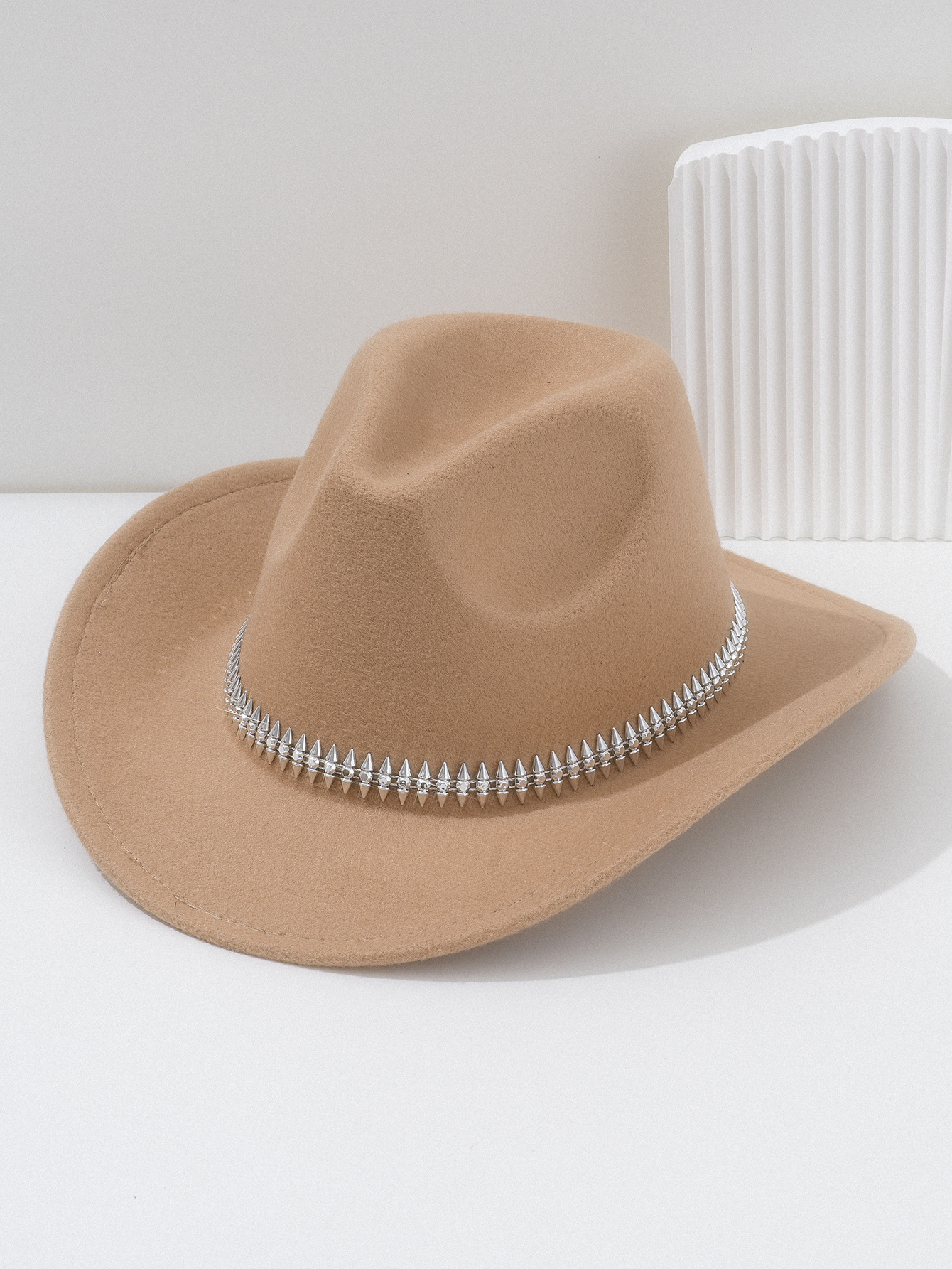 Cappello da cowboy bianco in feltro per donna con borchie spina_voghion.com