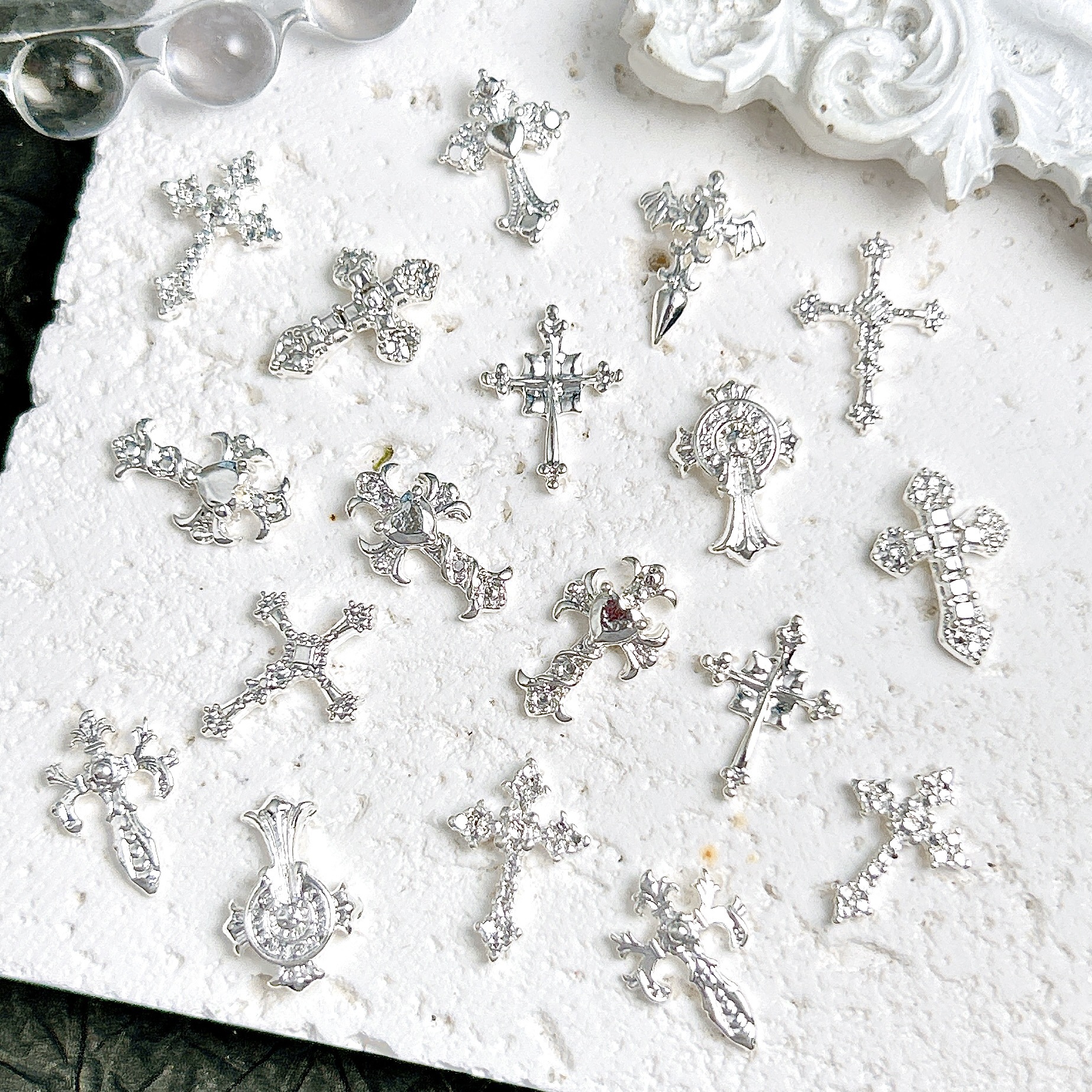 Ventas transfronterizas de joyas de manicuría cruces oro y plata super brillante diamante completo retro punk cruces joyas accesorios diy