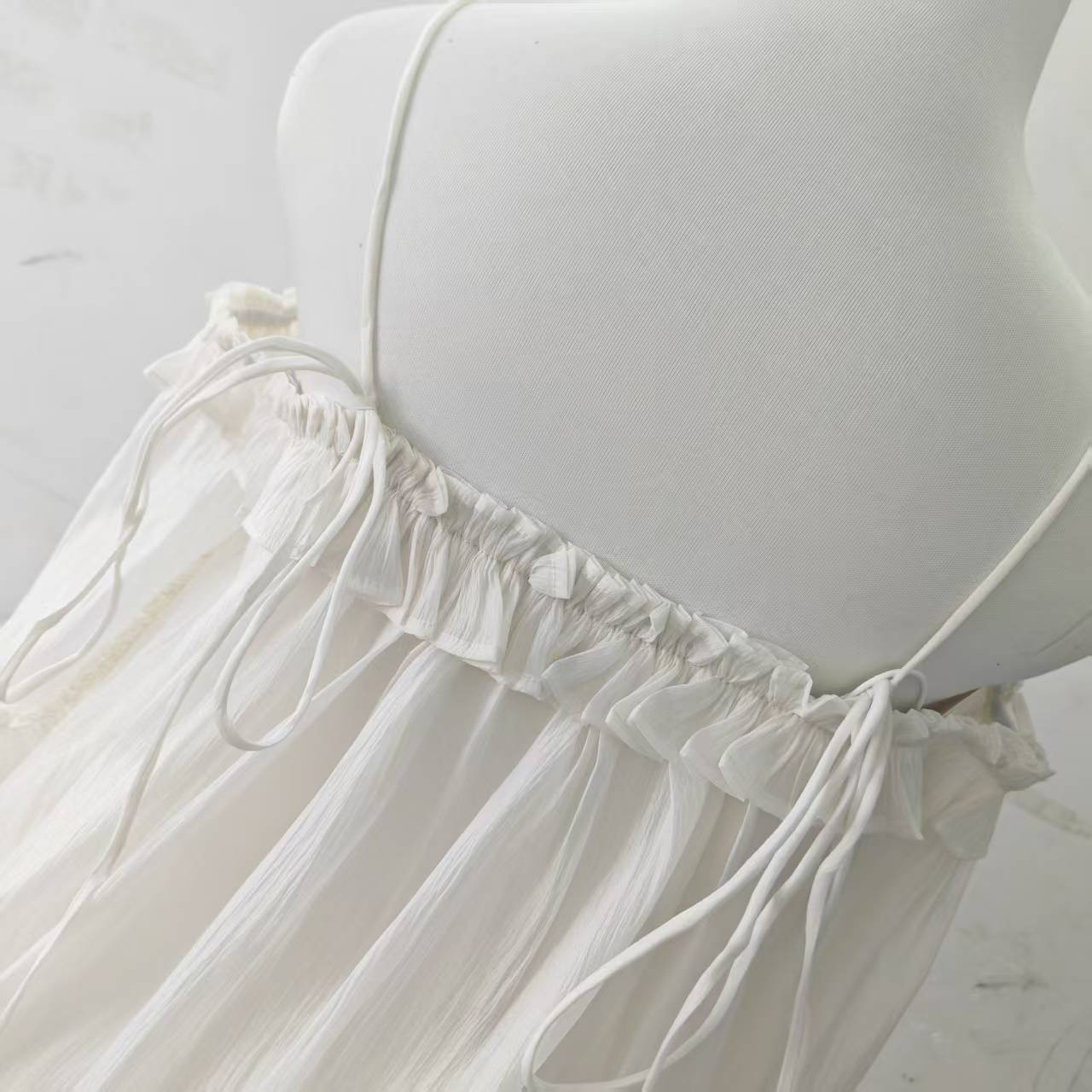 Weiße Schulterfreie Bluse Mit Rüschen Und Langen Ärmeln Im Stil_voghion.com