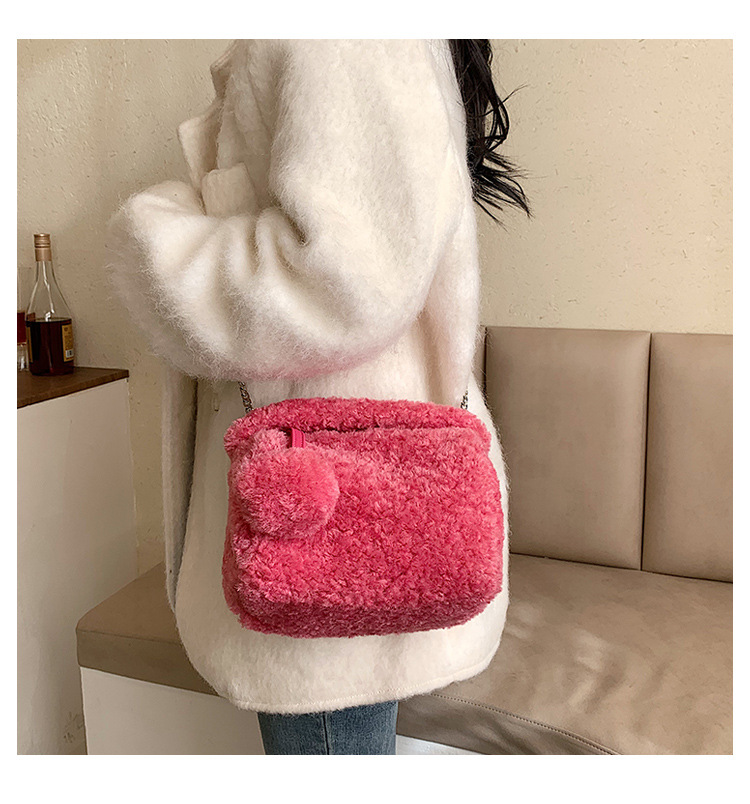 Women's Medium Plush Solid Color Classic Style Pillow Shape Zipper Handbag display picture 5