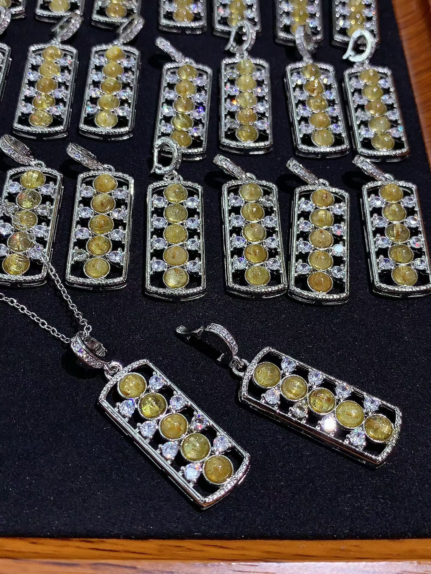 Wholesale natural golden rutilated quartz inlaid pendants, light luxury, elegant, versatile, sweet potato-themed best-selling item, factory direct sales.
