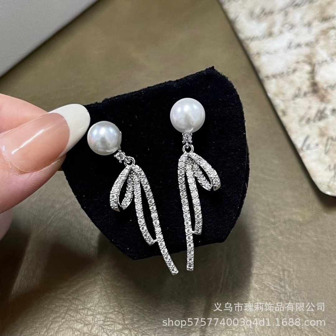 Super Shiny Bowknot Pearl Tassel Earrings, Light Luxury Versatile Forest-Style Fashion Ear Studs, Niche Design with a High-End Feel