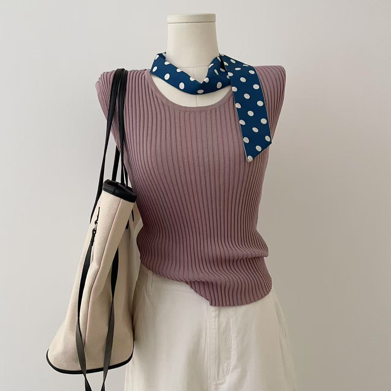 Fitted knitted fashionable design vest