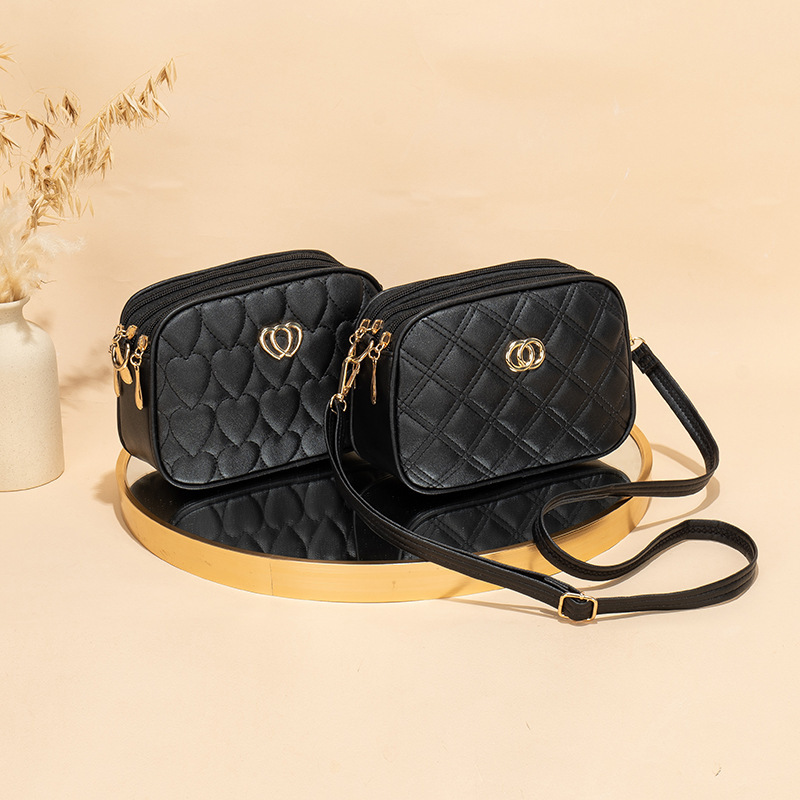 Gran capacidad de tres cremallera mochila 2024 nueva moda simple en forma de V diamante corazón bordado monocromático bolsa de cámara