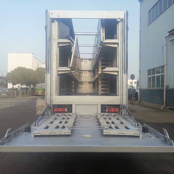 厂家供应生猪运输车，畜禽运输车，鸡苗运输车15897652032张