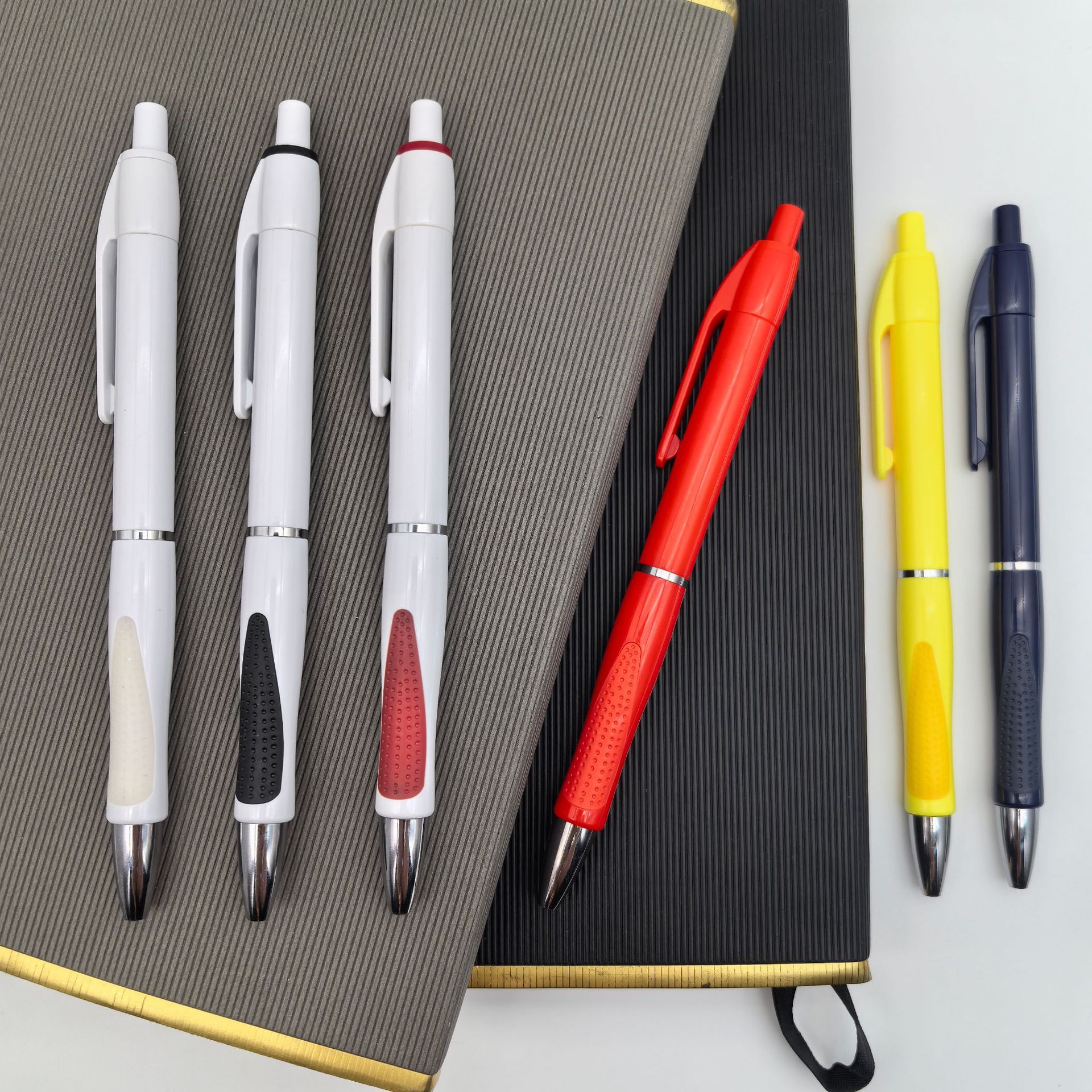 Suministro de bolígrafos publicitarios de plástico de doble formación, bolígrafos publicitarios transfronterizos, bolígrafos publicitarios baratos, venta caliente en Europa