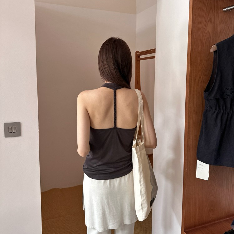 【Digm】Jorise Lumo Korean-Style Fashionable Solid Color Knit Top with a Draped Neckline and Backless Design 【Digm】Jorise Lumo Korean-Style Fashionable Solid Color Knit Top with a Draped Neckline and Backless Design