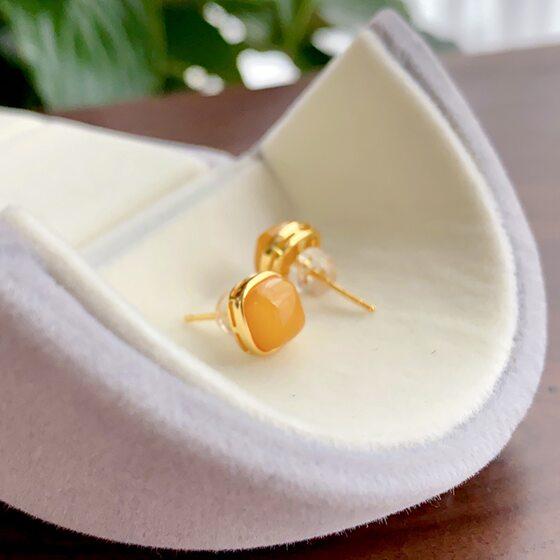 Natural old beeswax earrings S925 sterling silver inlaid square amber beeswax earrings light luxury high goods can be identification certificate