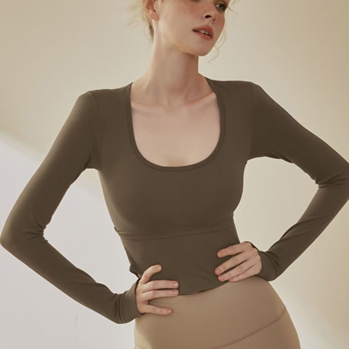 Yoga camiseta de mangas largas temperamento apretado femenino hueco hermosa espalda deportivo fitness con guarnición de dedo temperamento chaqueta cojín de pecho