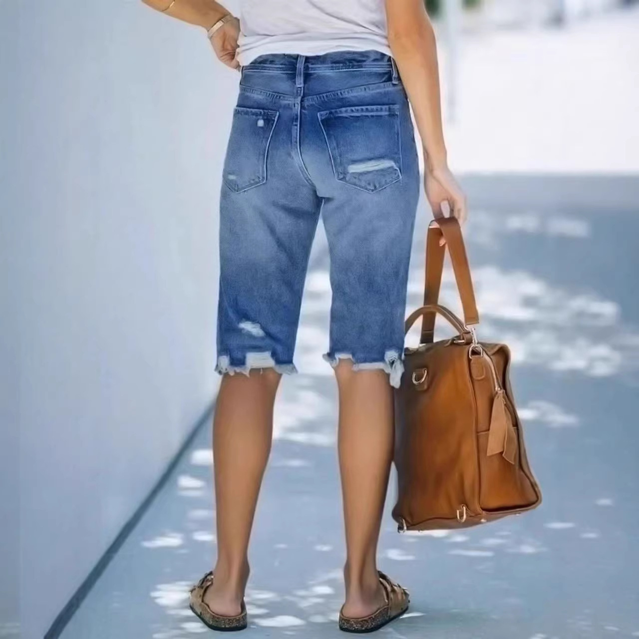 Shorts vaqueros desgastados de inspiración vintage – Corte bermuda de largo medio con dobladillo sin rematar y detalles rasgados_voghion.com