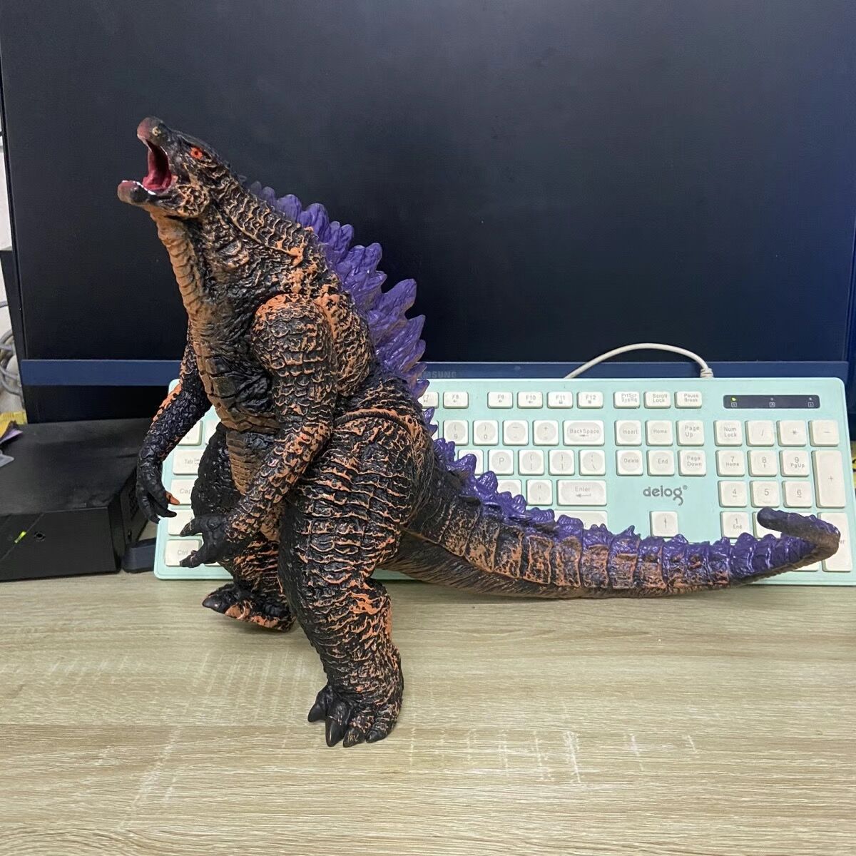 大型モンスタービニールソフトラバーウルトラマンモンスターおもちゃ男の子子供のおもちゃ夜市景勝地露店モンスター