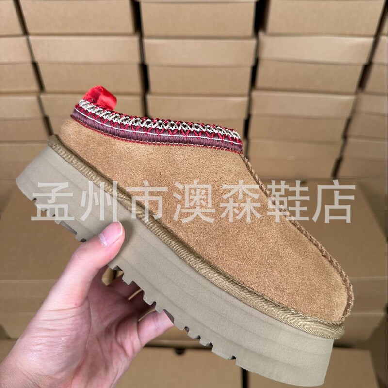 2026 new women's snow boots, thick-soled, ethnic-style, with lace detailing, slip-on design, cotton lining, and fleece for added warmth, and non-slip soles