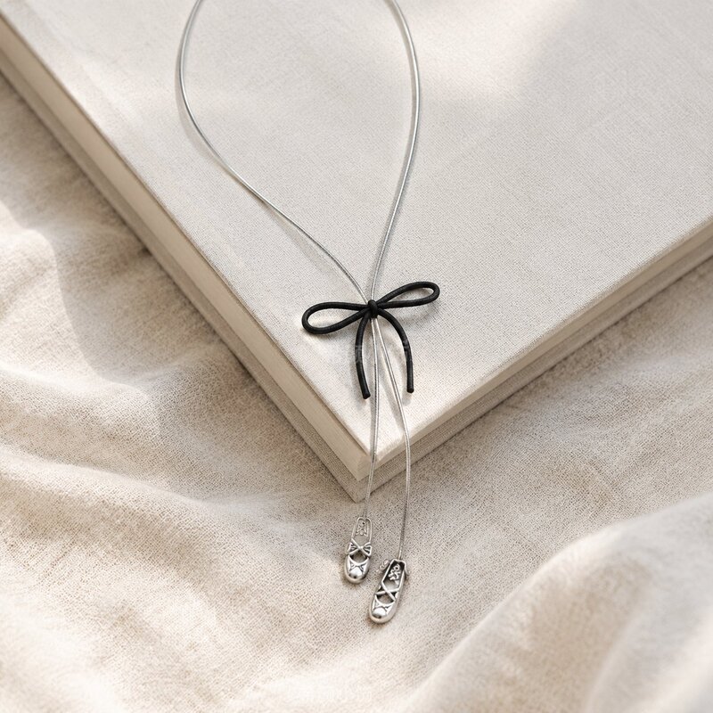 2026 Minimalist Women's Long Pendant Necklace Niche High-End Style Sweater Chain Fashion Personality Versatile Accessory