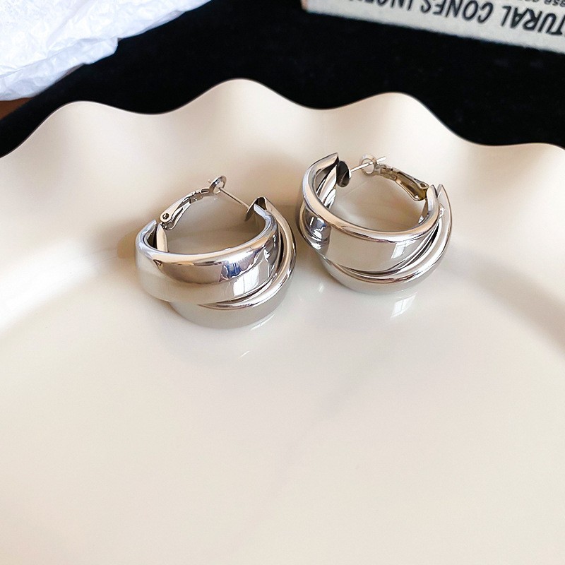 Pendientes en forma de C de anillo de múltiples capas europeas y americanas Pendientes de diseño de nicho simple femenino Pendientes de temperamento de moda Lujo ligero Sentido de alta gama