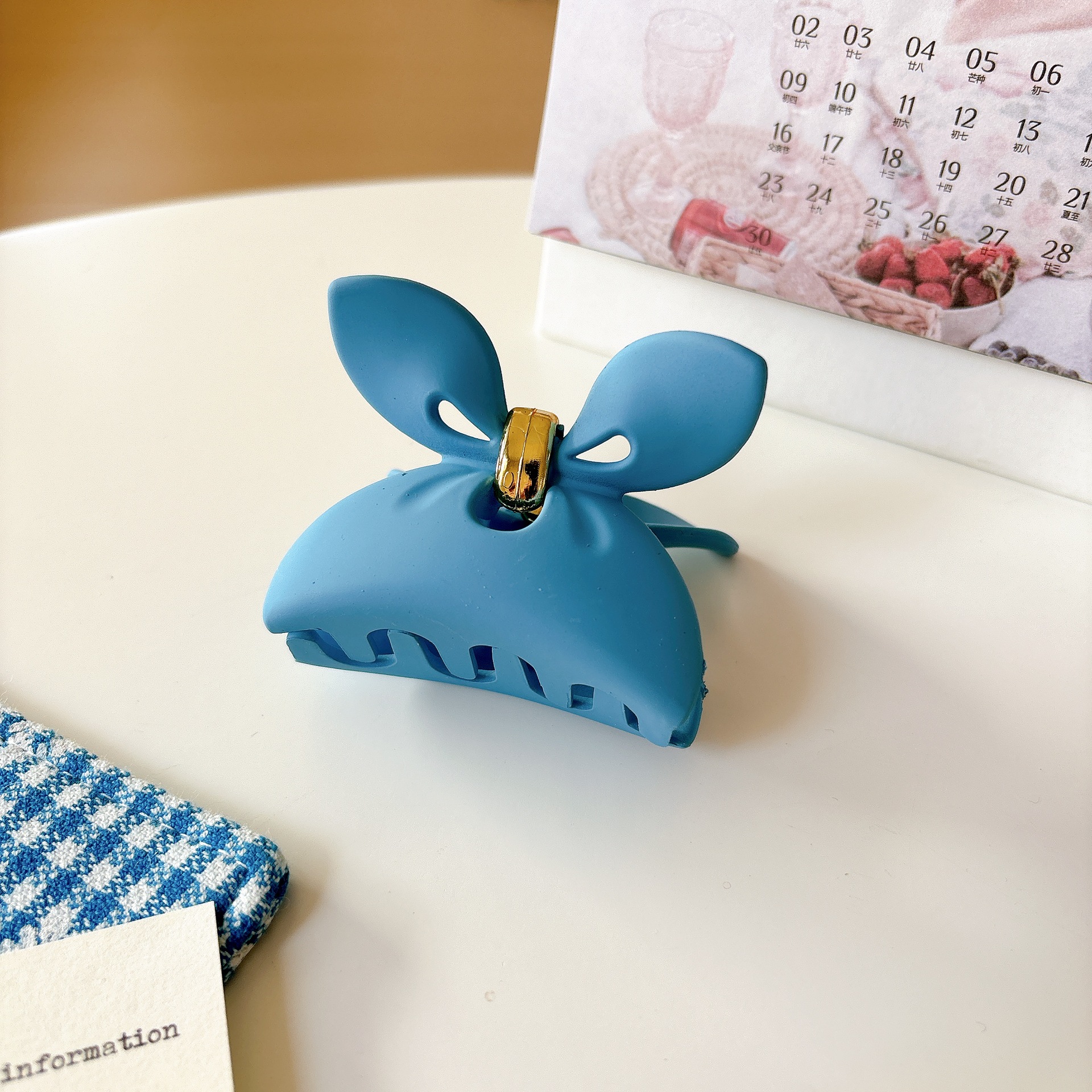 Japonés y coreano accesorios para el cabello hembra Klein azul clip temperamento simple giro horquilla corazón pequeña horquilla placa geométrica horquilla