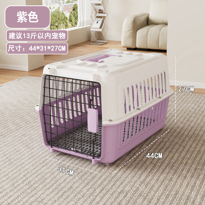 猫の航空箱猫は小型の犬で旅行箱を託送します。|undefined