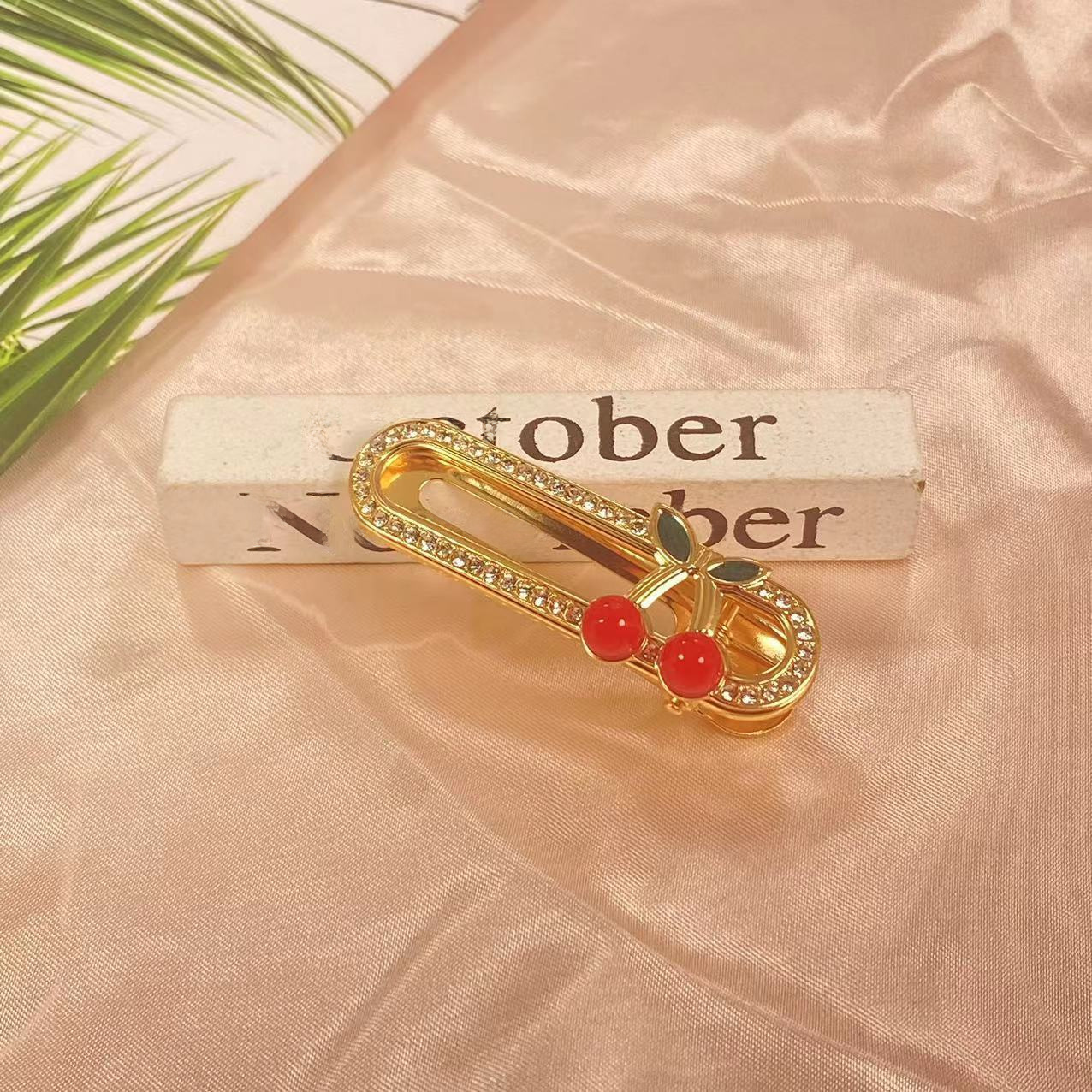 Barrette cheveux cerise dorée avec strass accessoire élégant_voghion.com
