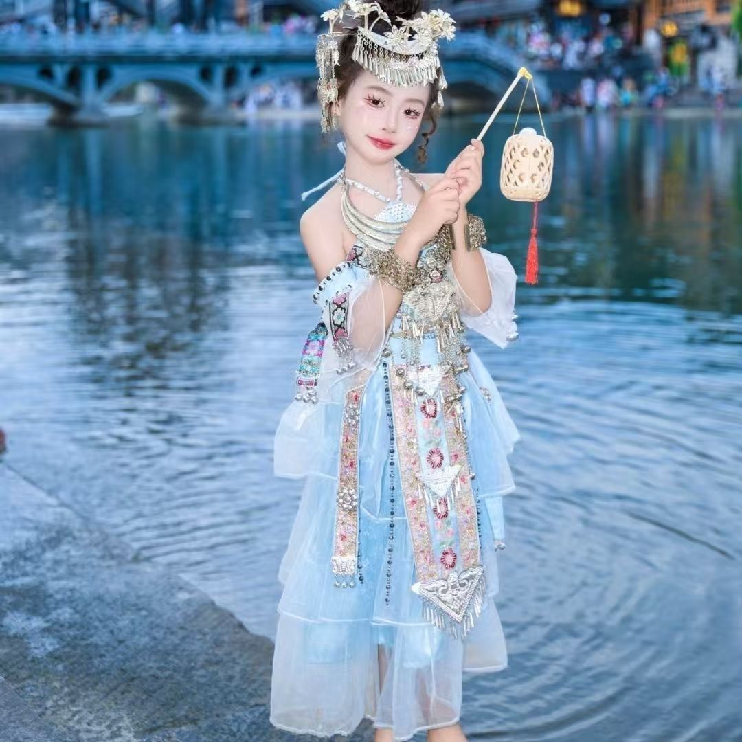 하늘색 튜브탑과 벨트와 스커트