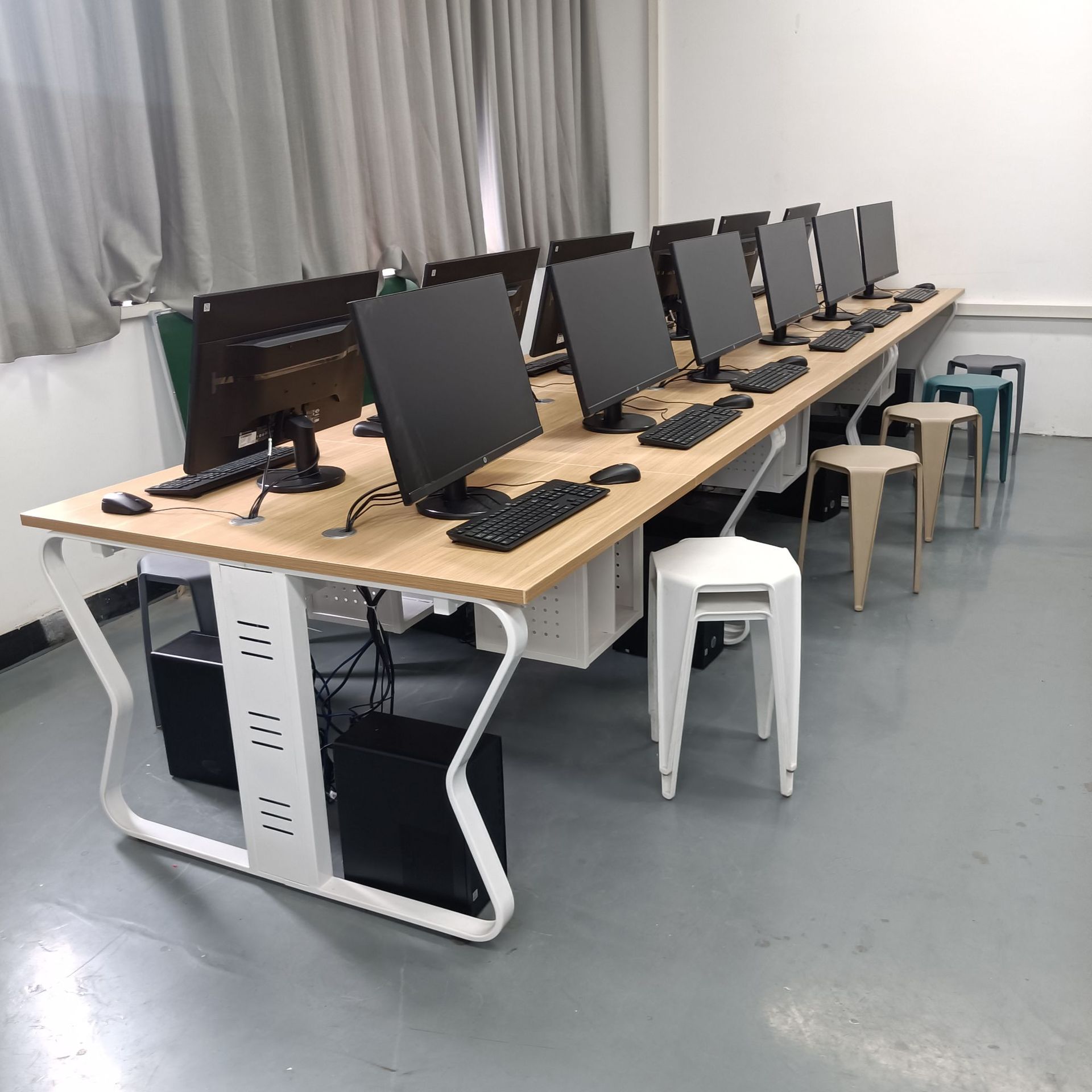 新款学校电教室学习桌电脑桌多媒体计算机教室桌子机房台式课桌-阿里巴巴