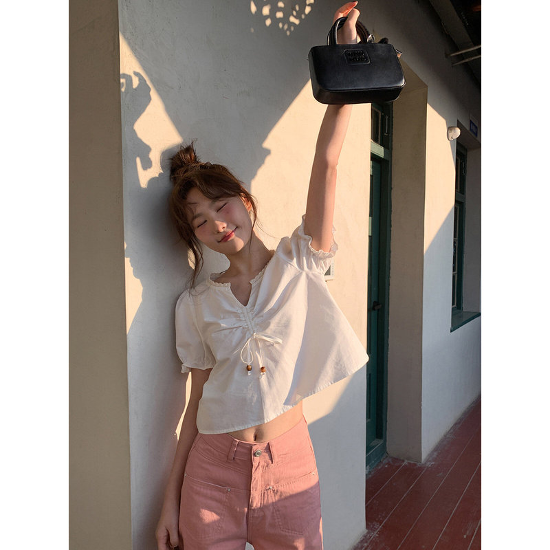 Contrast color lace V-neck ruched tie-up shirt for women, new summer style with puff sleeves, unique and chic top Contrast color lace V-neck ruched tie-up shirt for women, new summer style with puff sleeves, unique and chic top