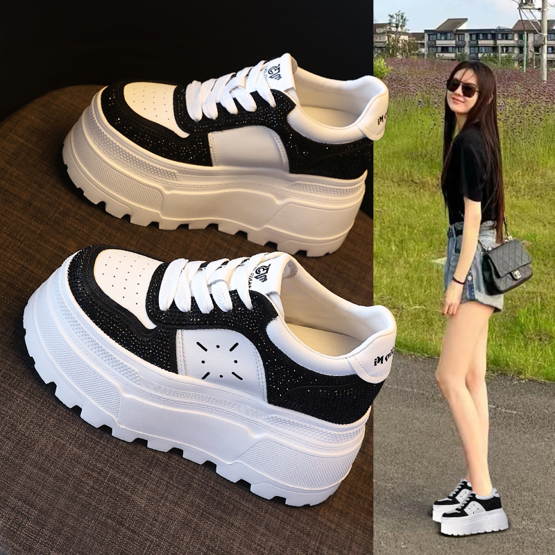 Giày sneaker nữ đế dày độn cao bên trong, phối đá rhinestone trắng thời trang — bạc trắng