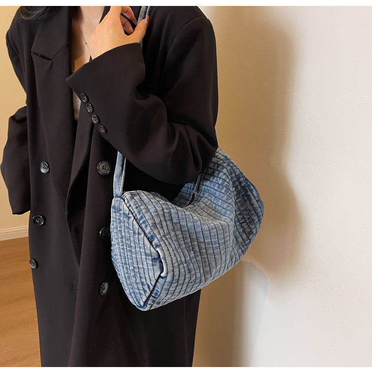 Frau Groß Denim Einfarbig Strassenmode Kissenform Reißverschluss Schultertasche Umhängetasche display picture 11