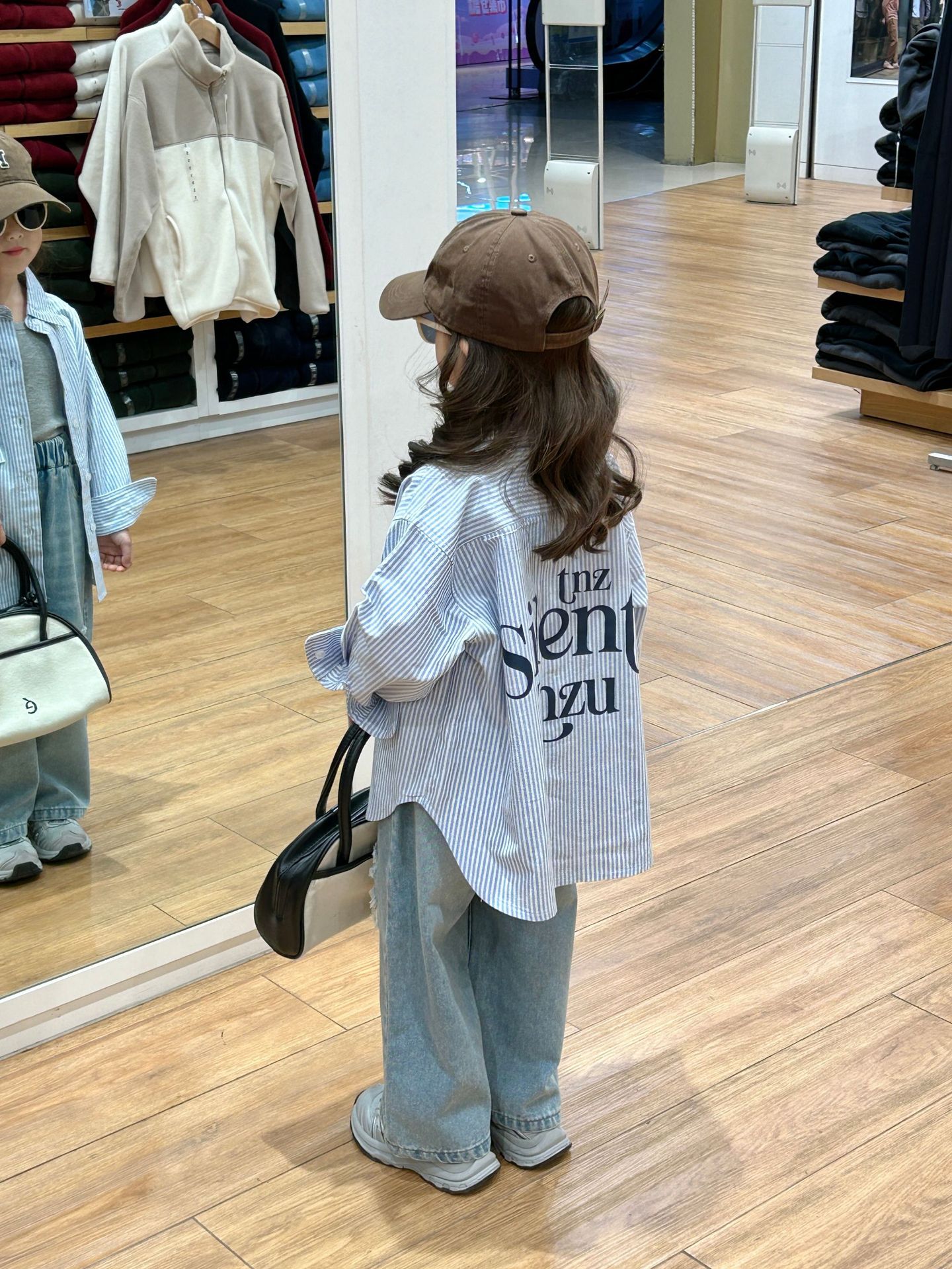 Corea del Sur ropa para niños y niñas camisa a rayas 2024 primavera nuevas niñas letra impresa camisa suelta fuera