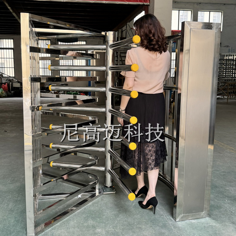 三杆旋转通道门 日喀则景区围栏单向半高门 火车站出站弧形导流闸