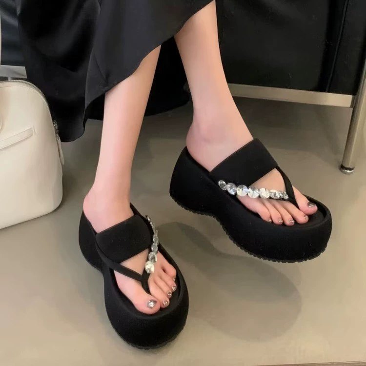 Водяные шлепанцы со стразами толстой подошвы женский 2025 летний новый кекс удобный и увеличен