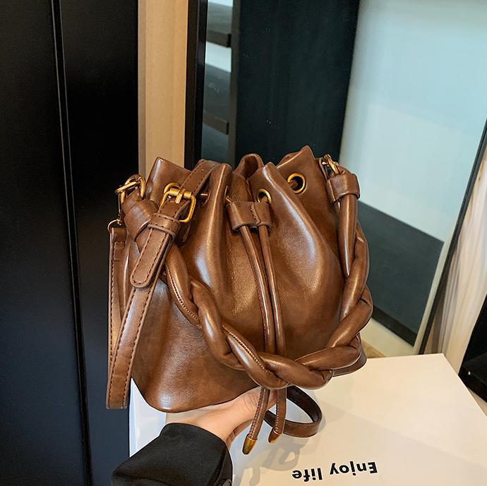 Bolsa de cubo de moda retro 2024 nueva moda de nicho de alta sensación bolso de hombro de diseño versátil bolso de mochila