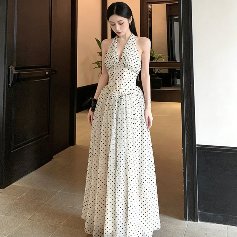 French-Style Halter Neck Polka Dot Dress, Summer 2026 New Model, Waist-Cinching Slimming V-Neck Elegant Long Dress with a High-End Fairy-Like Feel French-Style Halter Neck Polka Dot Dress, Summer 2026 New Model, Waist-Cinching Slimming V-Neck Elegant Long Dress with a High-End Fairy-Like Feel
