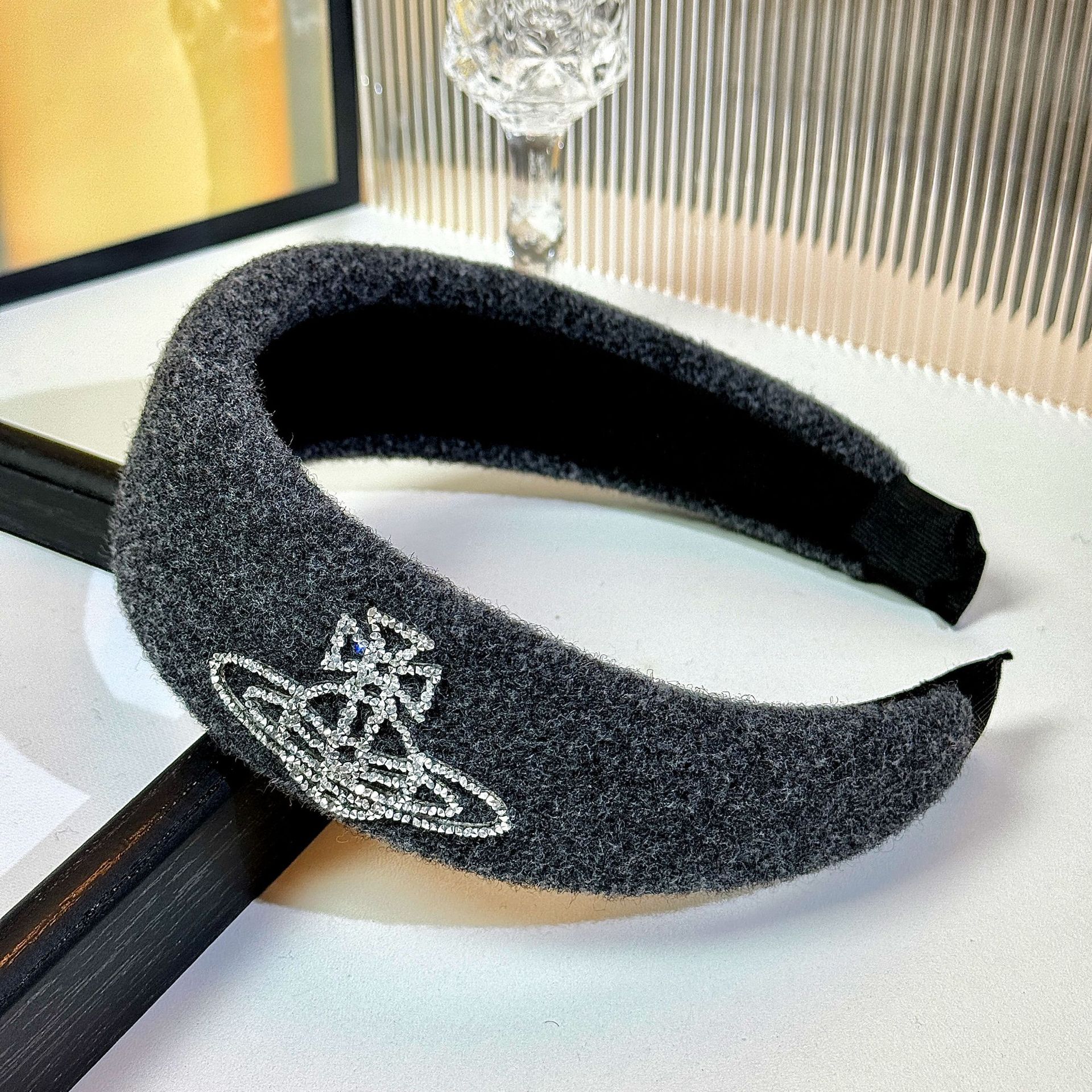 2025新型の小香風フラッシュドリル土星の広い縁のカチューシャの灰色の香港式の高級感のレトロな気質のカチューシャの神器