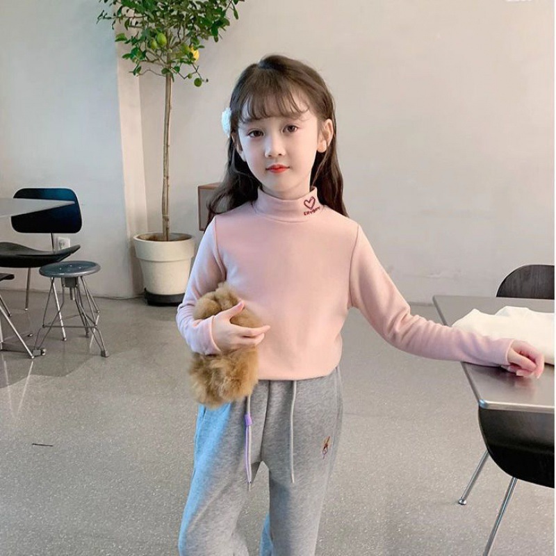 Camisa de tocar fondo para niñas Otoño e invierno Camiseta de manga larga Niños medianos y pequeños Ropa interior para niñas Medio cuello alto Top de terciopelo estilo occidental resistente al frío