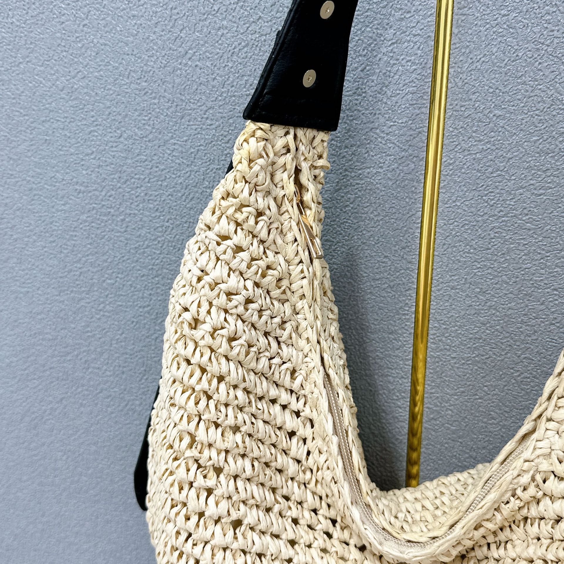 Un bolso de tejido popular para el cabello está de moda, con un bolso de tejido de paja diagonal de un hombro, un bolso de mujer de boston, un bolso de Newton treasure.