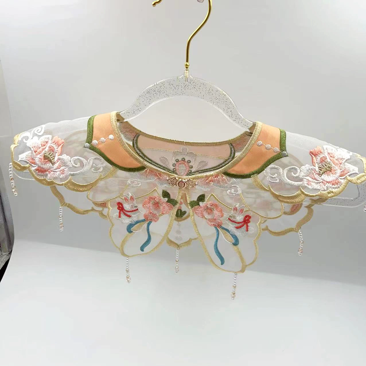 Выпускной облачный плечо