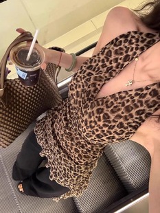 American Sweet and Cool Sexy Leopard Print Halterneck V Neck Camisole Women's Summer 2025 New Outer Sleeveless T-Shirt Top